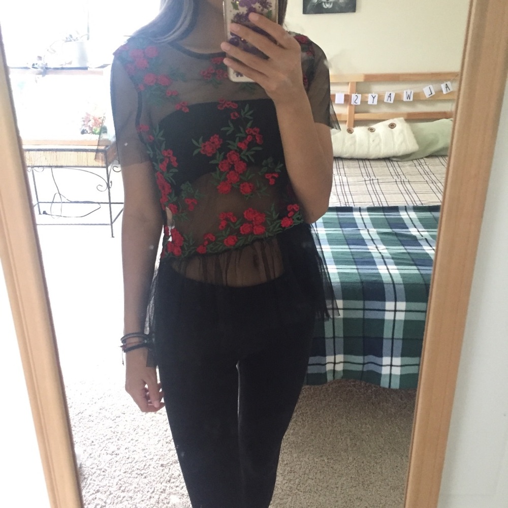 ⭐️4 for $30 ⭐️High low Mesh rose shirt